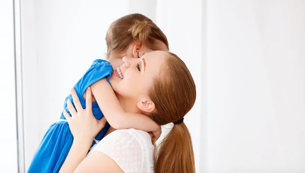Feliz familia amorosa. madre y el niño riendo y abrazando —  Fotos de Stock