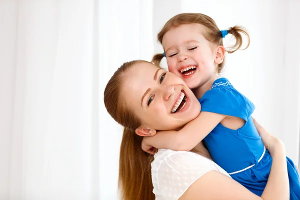 Glad kärleksfull familj. mor och barn skrattar och kramar — Stockfoto