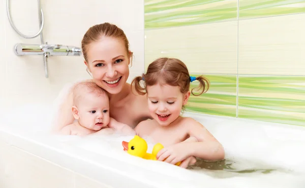 Banho no banho com espuma mãe juntos crianças bebê — Fotografia de Stock