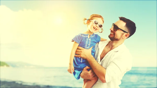 Šťastná rodina otcem a dítětem dcera hraní a zábava — Stock fotografie
