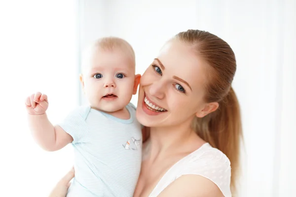 Feliz familia madre jugando con el bebé — Foto de Stock