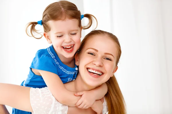 Feliz família amorosa. mãe e filho rindo e abraçando — Fotografia de Stock