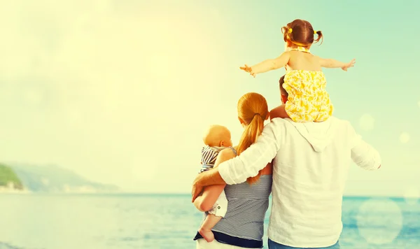 Feliz familia de padre, madre y dos hijos, bebé hijo y da —  Fotos de Stock