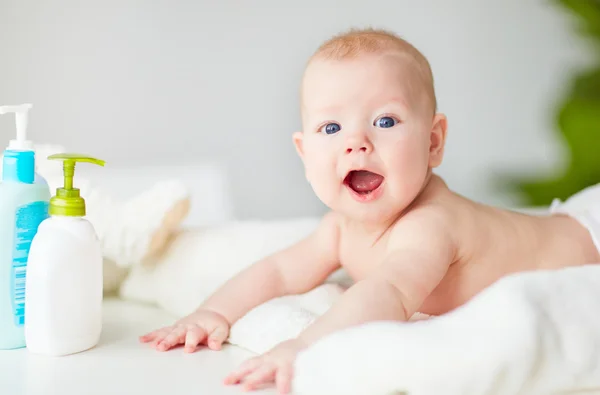 Bebê feliz deitado — Fotografia de Stock