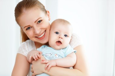 mutlu aile anne bebekle oynarken 