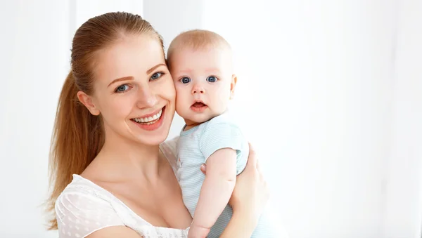 Feliz familia madre jugando con el bebé — Foto de Stock