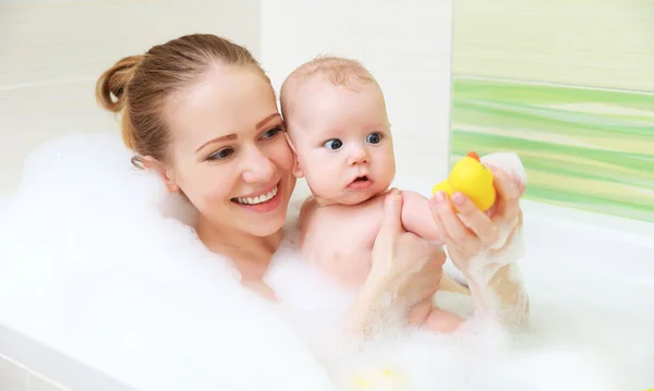 Mandi di kamar mandi dengan busa ibu bersama-sama bayi anak — Stok Foto