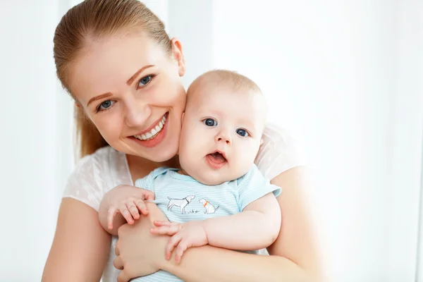 Feliz familia madre jugando con el bebé — Foto de Stock