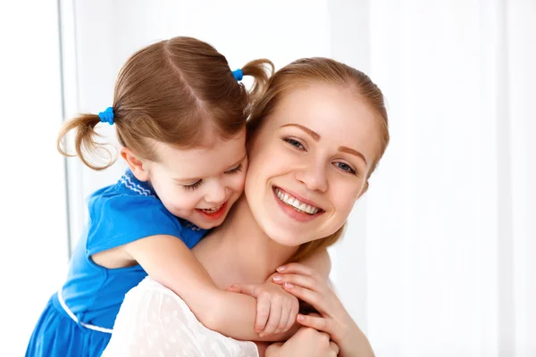 Feliz familia amorosa. madre y el niño riendo y abrazando — Foto de Stock