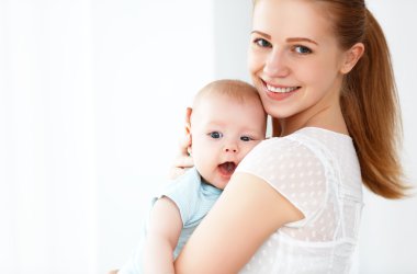 mutlu aile anne bebekle oynarken 