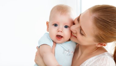 mutlu aile anne bebekle oynarken 
