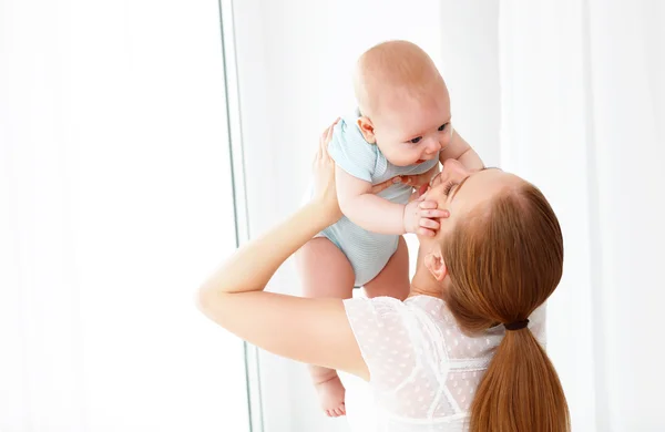 Família feliz mãe brincando com o bebê — Fotografia de Stock