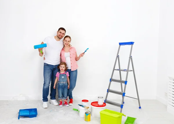 Família feliz mãe pai e filha criança estão fazendo reparos — Fotografia de Stock