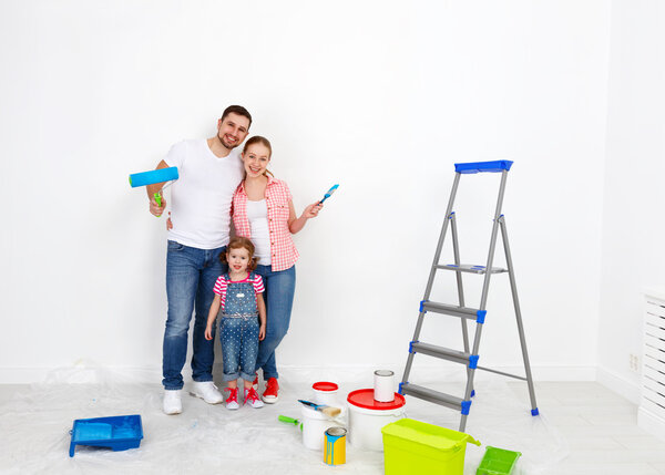 Счастливая семья мать отец и ребенок дочь делают ремонт
 