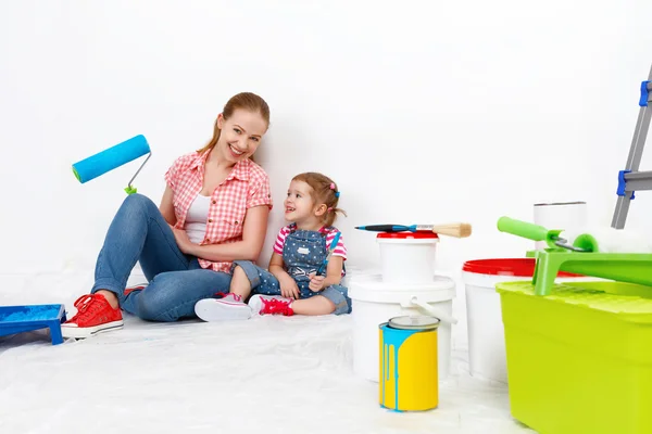 Felice madre di famiglia e figlia del bambino fare le riparazioni, vernice wal — Foto Stock