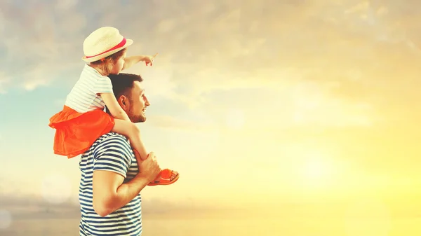 Heureux père de famille et fille enfant jouer et s'amuser dans — Photo