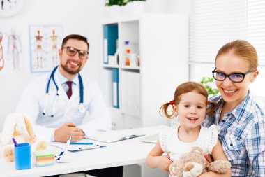 Anne ve çocuk doktor resepsiyonda üzerinde