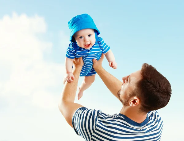 Glücklicher Familienvater wirft Baby-Sohn in den Himmel — Stockfoto