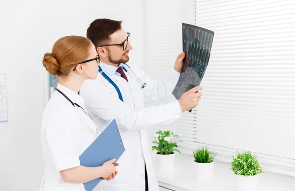 Dwóch pracowników medycznych lekarz szuka x-ray — Zdjęcie stockowe