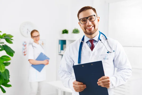 Due medici amichevole medico e infermiere in ospedale — Foto Stock