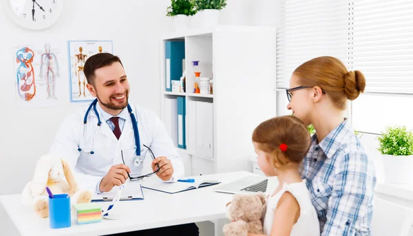 Mère et enfant à la réception chez le médecin — Photo