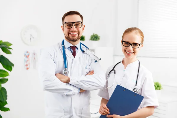 Zwei Ärzte und eine Krankenschwester im Krankenhaus — Stockfoto