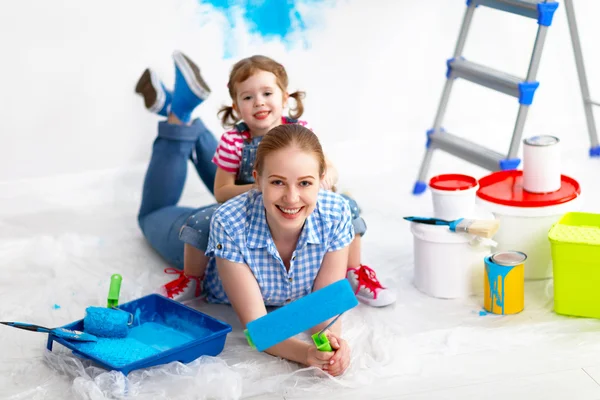 Gelukkige familie moeder en kind dochter reparaties, verf wal — Stockfoto