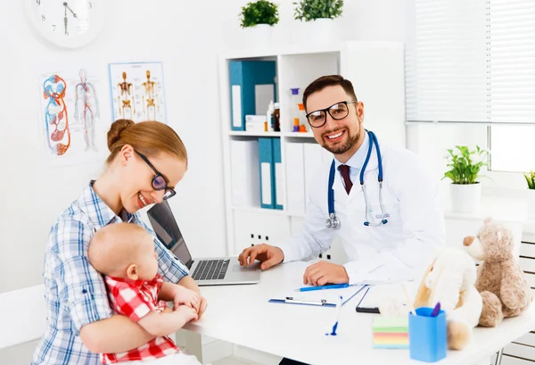 Mor och barn på mottagning på barn barnläkare — Stockfoto