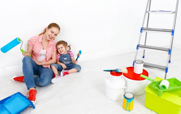 Ευτυχισμένη οικογένεια μητέρα και κόρη παιδί πραγματοποιεί επισκευές, Χρωματίστε wal — Φωτογραφία Αρχείου