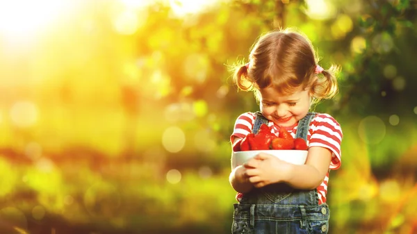 Felice ridere bambina ragazza con fragola matura in estate su natu — Foto Stock