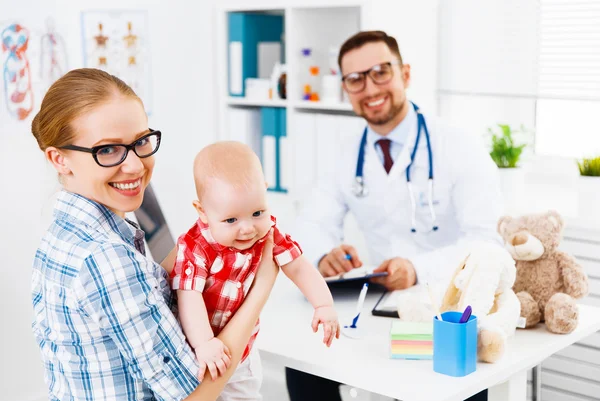 Mor och barn på mottagning på barn barnläkare — Stockfoto