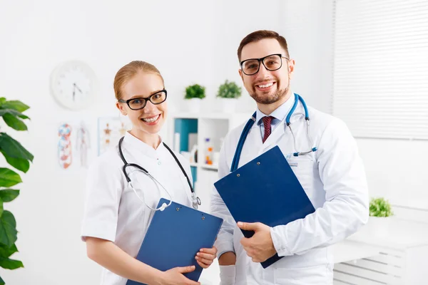 Zwei Ärzte und eine Krankenschwester im Krankenhaus — Stockfoto