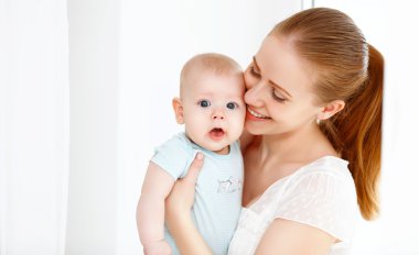 mutlu aile anne bebekle oynarken 