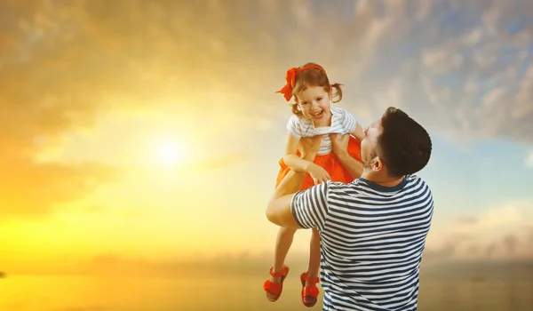 Gelukkig gezin vader en kind dochter spelen en hebbend pret — Stockfoto