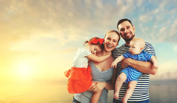 Glückliche Familie aus Vater, Mutter und zwei Kindern, Baby-Sohn und — Stockfoto