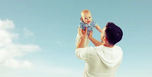 Glad familj far kasta upp baby son på himlen — Stockfoto