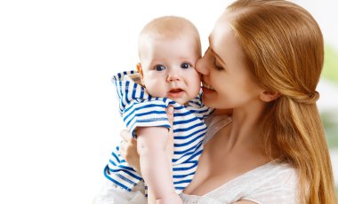 mutlu aile anne bebekle oynarken 