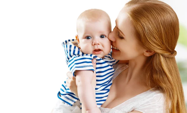 Família feliz mãe brincando com o bebê — Fotografia de Stock