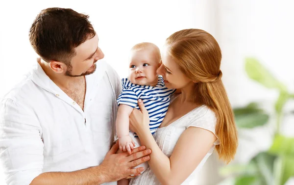 Feliz familia madre, padre e hijo, bebé en casa — Foto de Stock