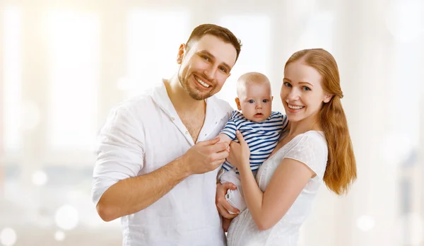 Felice famiglia madre, padre e figlio, bambino a casa — Foto Stock