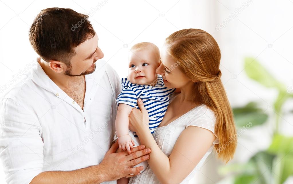 Heureux Famille Mere Pere Et Fils Bebe A La Maison Image Libre De Droit Par Evgenyataman C