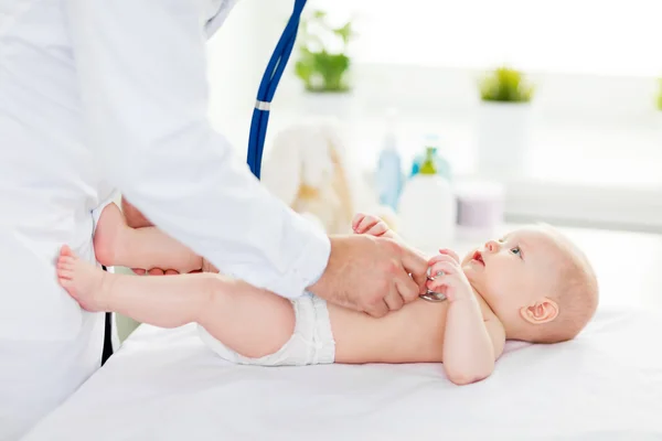 Médecin pédiatre stéthoscope à l'écoute du bébé — Photo