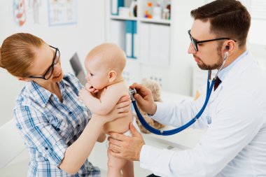 Anne ve bebek çocuk çocuk doktoru resepsiyonda üzerinde