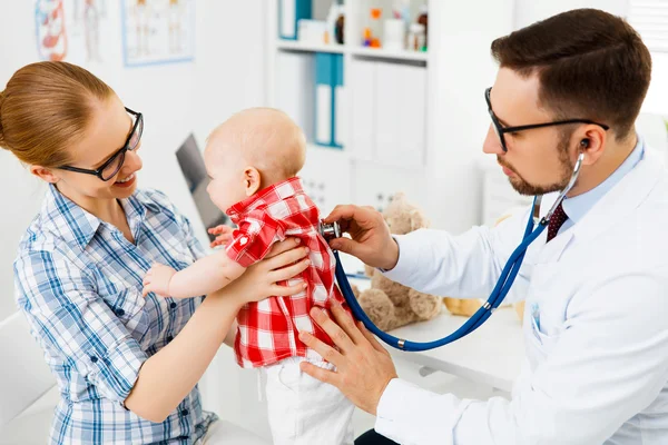 Mãe e bebê na recepção na criança pediatra — Fotografia de Stock