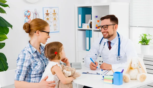 Mère et enfant à la réception chez le médecin — Photo