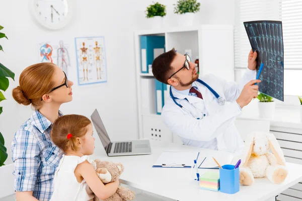 Moeder en kind meisje voor opvang bij het kind kinderarts — Stockfoto