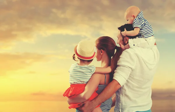 Feliz familia de padre, madre y dos hijos, bebé hijo y da — Foto de Stock