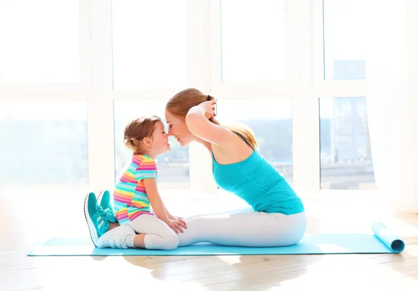 Aile anne ve çocuk kızı fitness, yogada başlattık — Stok fotoğraf