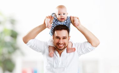 mutlu aile baba ve bebek