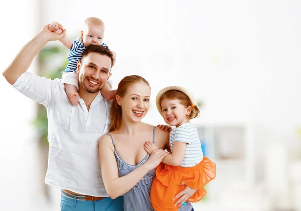 Feliz familia madre, padre e hijos en casa —  Fotos de Stock